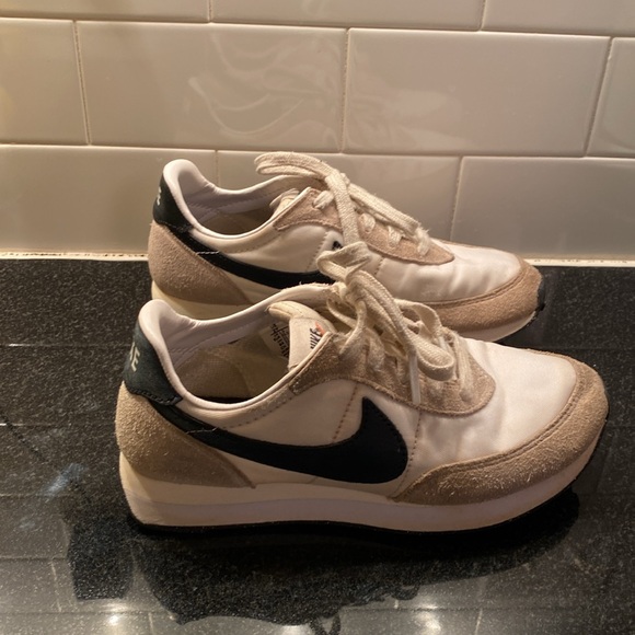 Nike running sneakers size 2 - Picture 4 of 8